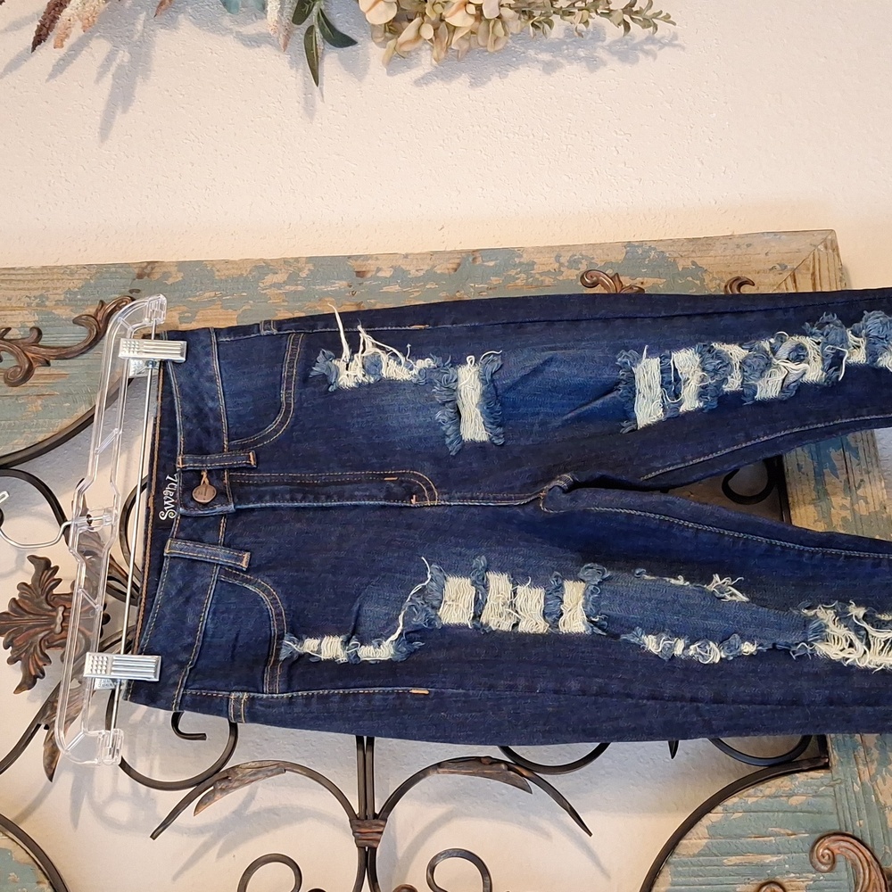 SWANK High Rise Ripped & Distressed Skinny Leg Jean. Size 1 - Picture 7 of 17